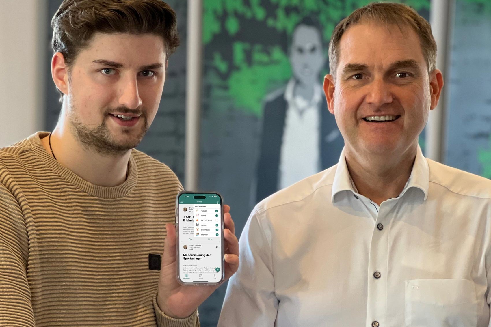 Leon Quacken (left) and Dr. Oliver Grün with GRÜN ClubHero, the app for sports clubs.