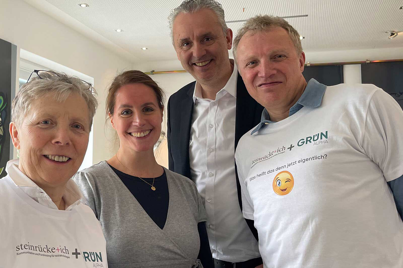 Veronika Steinrücke (left) and Ulrich Steinrücke (right), agency steinrücke + ich, are now walking together with Friederike Hofmann (2nd from left) and Joachim Sina (2nd from right) from the fundraising agency GRÜN alpha.